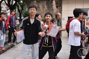 这身体素质杠杠的！中国足球小将14队小球员米兰街头展示空翻